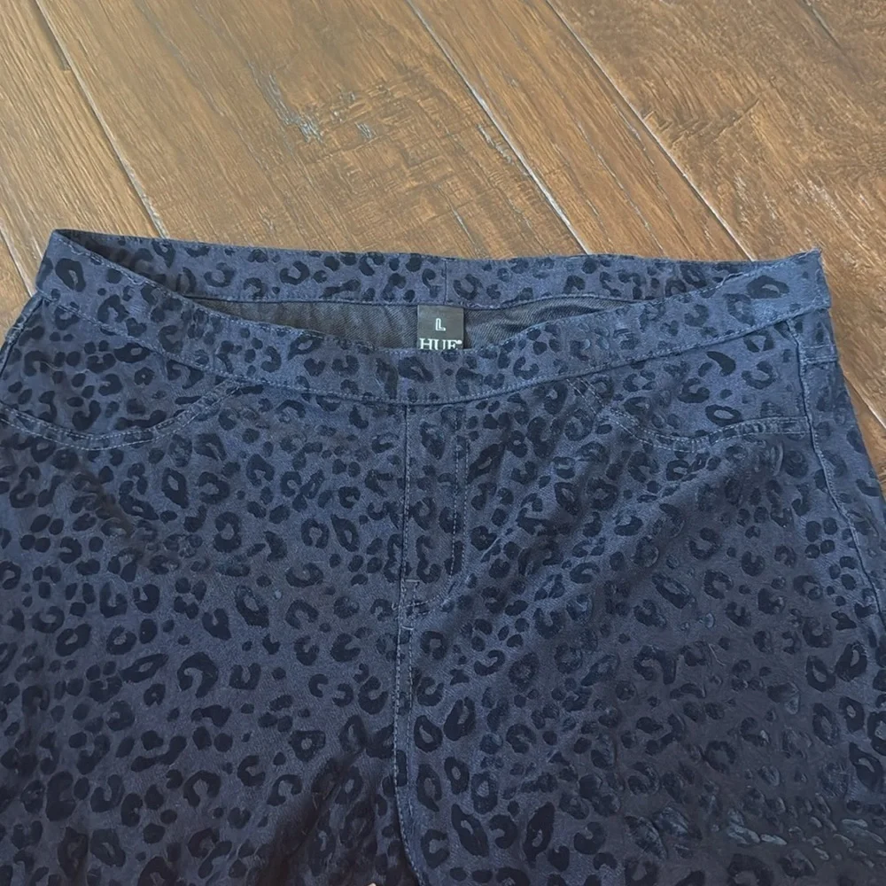 Women's Hue Leopard Flocked Print Denim Leggings Size Large Blue Midnight - Picture 7 of 8